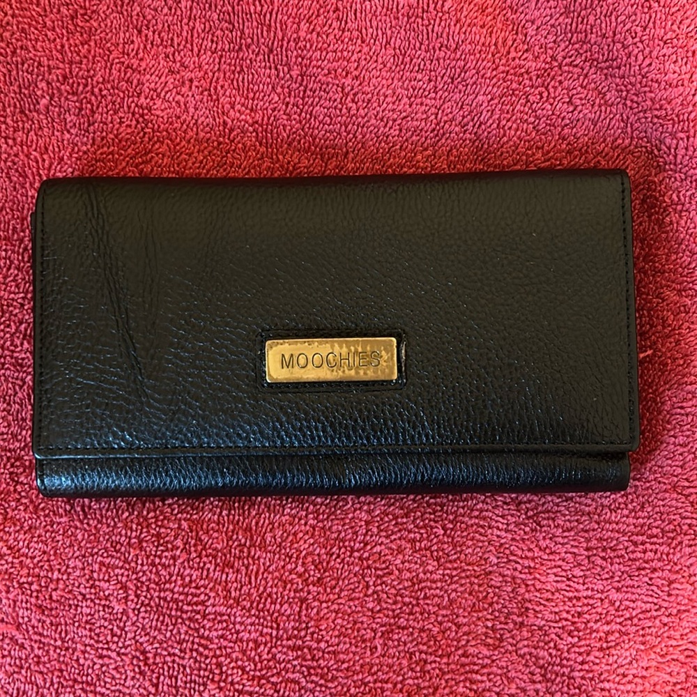Moochies authentic woman’s wallet. Black leather.
Size: 11 cm x 21cm. Preloved